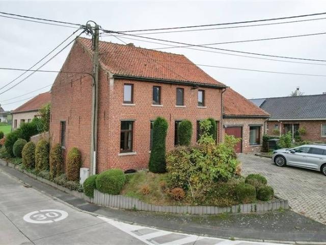 Une grande maison d'habitation 4 façades 267m² de surface h