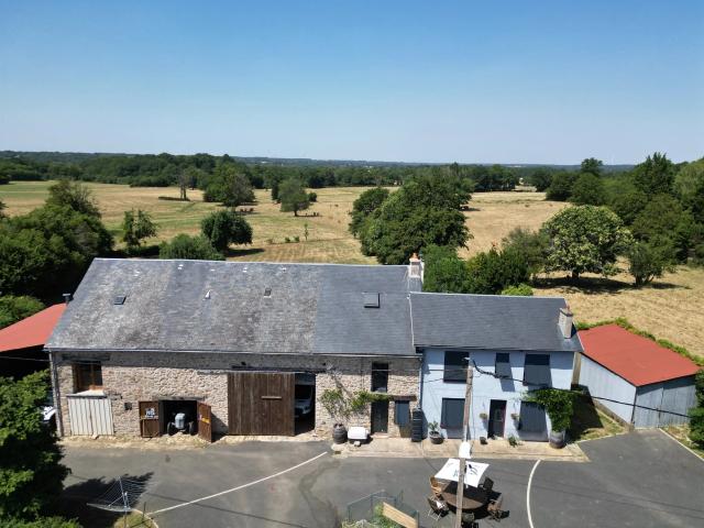 Une grande maison originale et fabuleuse, idéalement située. 154m² Bazelat