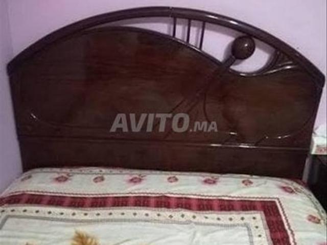 Une grande chambre ensoleillée