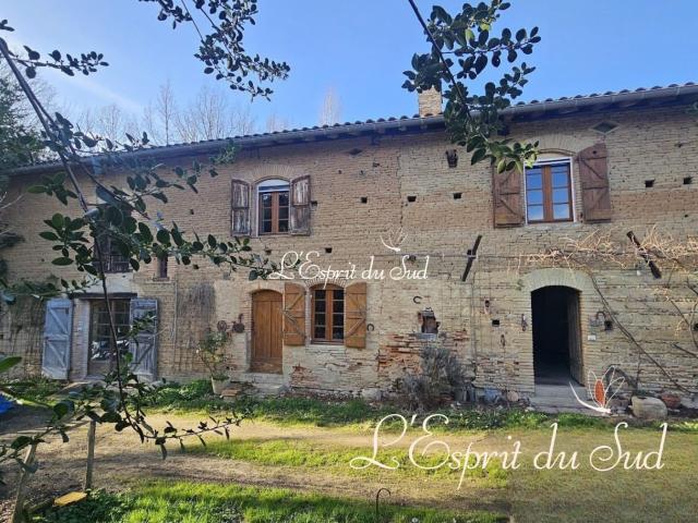Une grande ferme traditionnelle sur un beau terrain arboré 158m² Lisle sur Tarn