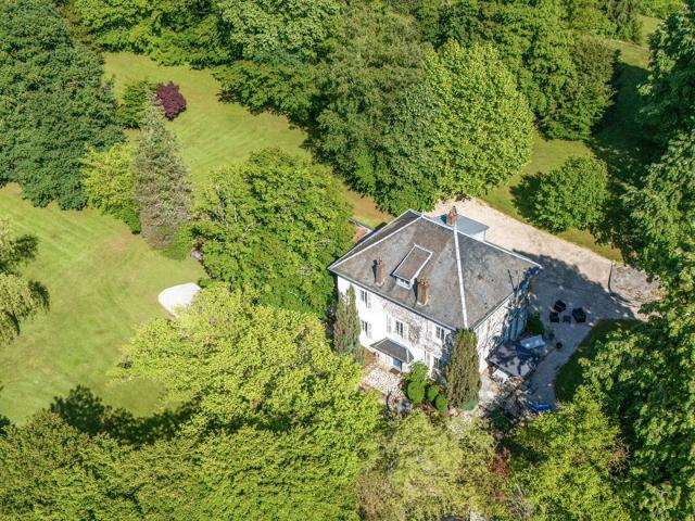 Une Demeure Ancienne Dans La Confidentialité D'un Parc Arbor. 308m² Besançon