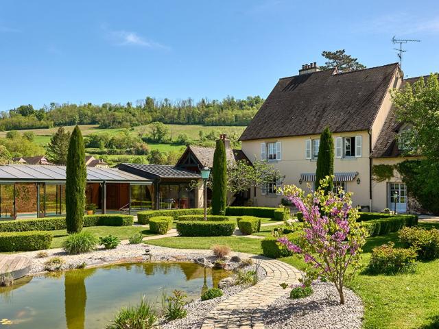 Une Demeure En Pierre Entre Espaces De Réception Et Jardin H. 350m² Lons le Saunier