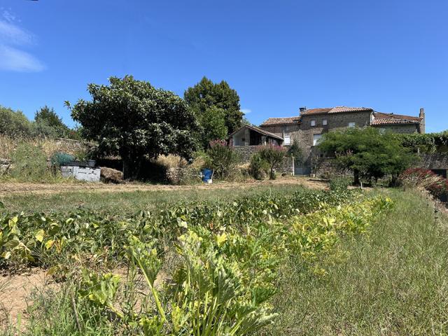 Une demeure rurale en 4 logements avec 6,34 ha de terrain et