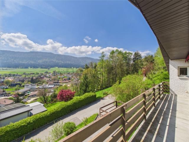 Une des plus belles vues du village Attique rénové de 5,5 pièces avec jardin et pergola à Valbirse, BE