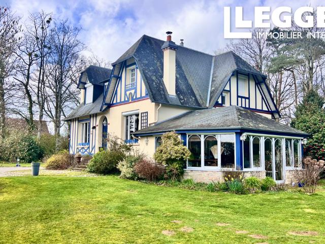 Une élégante propriété de 4/5 chambres avec jardin, située à quelques pas du centre de Bagnoles de L'Orne