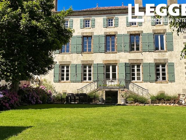 Une fabuleuse maison de maître construite en 1776, comprenant 11 chambres, une grande grange et un jardin