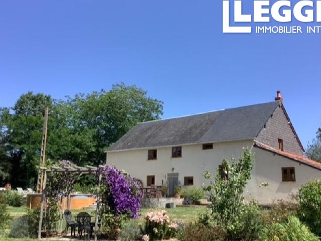 Une fermette en pierre parfaitement pittoresque et entièrement modernisée, avec terrain, piscine, vues