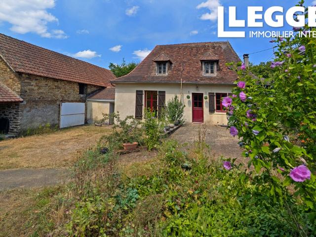 Une ferme de 4 chambres, deux granges et une maisonnette dans un hameau et proche d'un grand lac