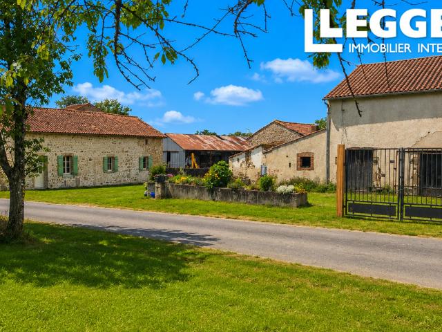 Une ferme en pierre à finir, avec plusieurs dépendances et 7.7ha de terrain attenant