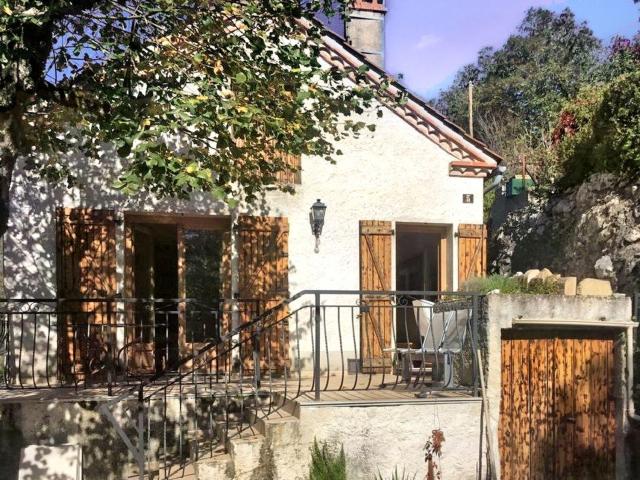 Une jolie maison avec un grand jardin