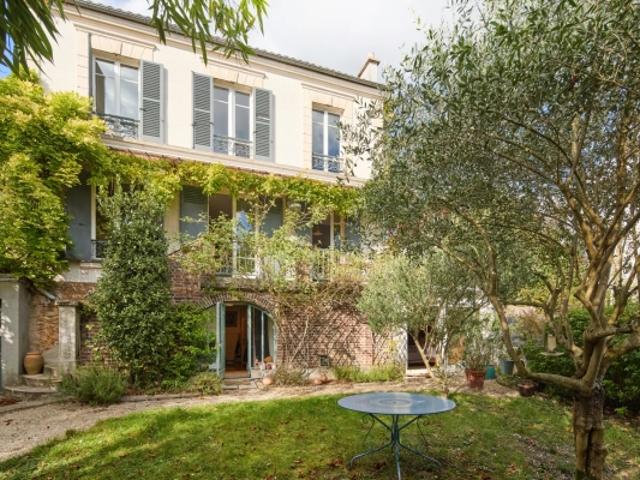 Une jolie maison familiale avec jardin proche du parc de Saint Cloud