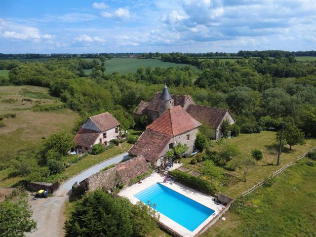 Une occasion rare d'acquérir un château forteresse unique en. 344m² Brigueil le Chantre