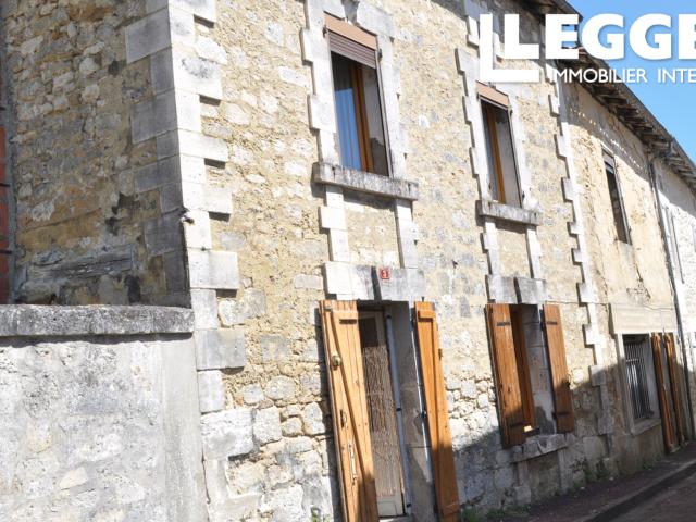 Une opportunité d'acheter deux maisons mitoyennes en pierre dans une ville du Périgord Vert