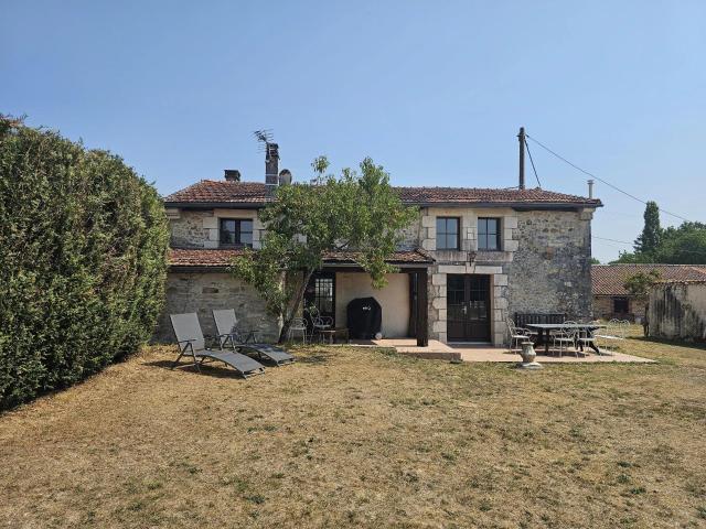 Une opportunité exceptionnelle: deux magnifiques granges jum. 300m² Nieuil