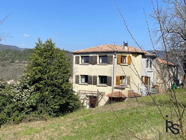 Une lumineuse maison de village de 167 m2 avec 5259 m2 de te. 167m² Tauriers