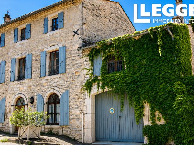 Une magnifique et spacieuse maison de ville, avec jardin urbain de style méditerranéen et d'un garage intégré