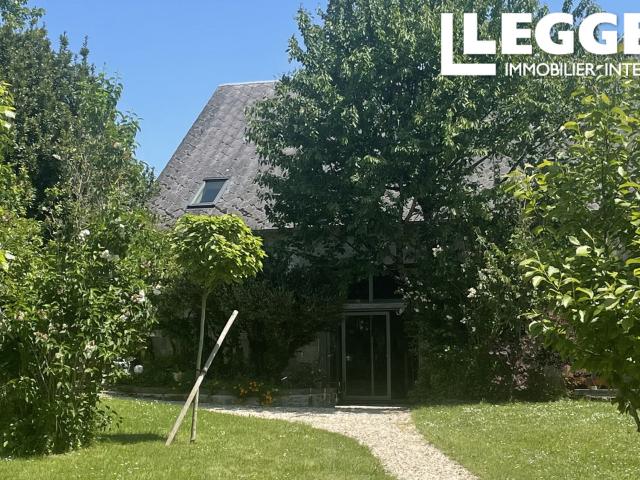 Une magnifique grange rénovée avec des jardins arborés, dans un coin privé d'une ville de marché médiévale