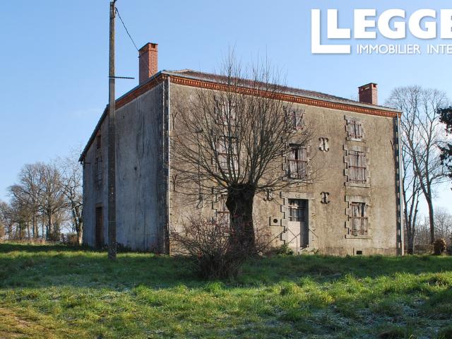 Une magnifique maison individuelle à rénover. Jardin attenant avec dépendances et puits