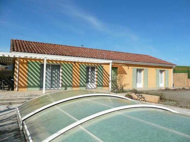 Une maison moderne plain pied avec piscine et dépe