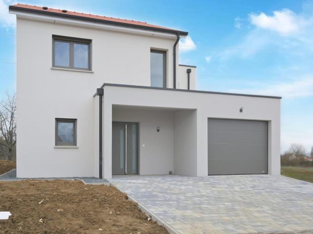 Une maison neuve lumineuse pour une vie pleine de confort
