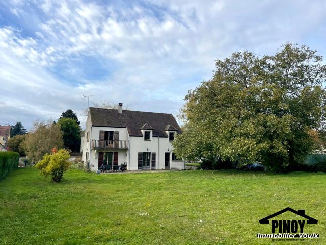 Une maison avec de beaux volumes, un grand jardin et une vraie qualité de vie. Idéale famille !
