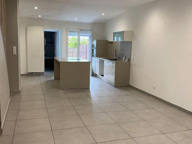 Une maison avec jardin Rdc: séjour, cuisine ouverte meublée plaque induction, four électriqu.