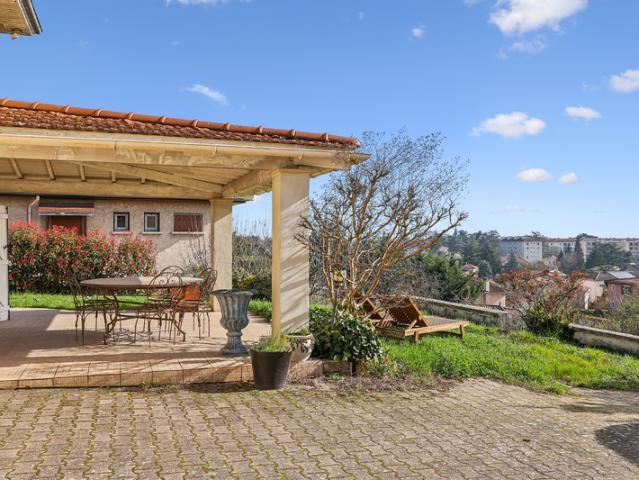 Une maison avec un jardin et une vue dégagée