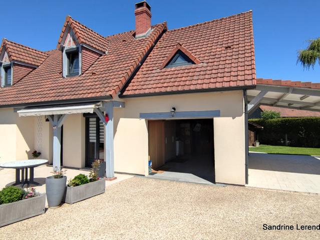 Une maison clé en main avec véranda contemporaine et possibilité de vivre de plain pied. – 2 garages – Terrain 807 m² – Saint Ouen du Tilleul