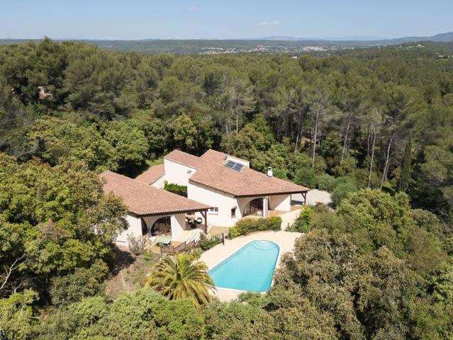 Une maison confidentielle dans son écrin de verdure.