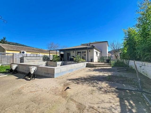 Une maison contemporaine aux volumes généreux, dans un quartier résidentiel recherché, avec piscine et prestations modernes