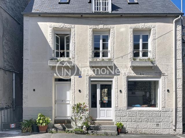 Une maison dans le bourg de SAINT JEAN LE THOMAS