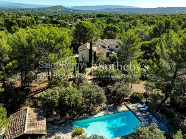 Une maison d'architecte en pierre face aux Alpilles