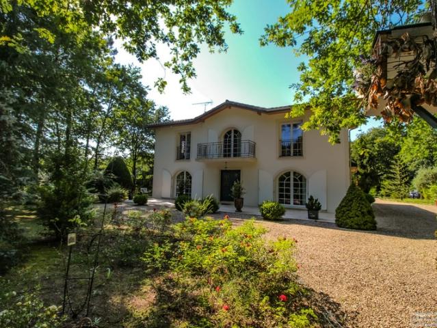 Une maison de Maître contemporaine à Candresse avec dépendances et son jardin de 2500m2 arboré