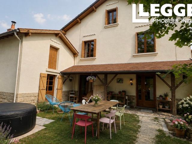 Une maison de caractère, comprenant 5 chambres, dotée d'une cuisine rustique. Grand jardin, garage, terrasse