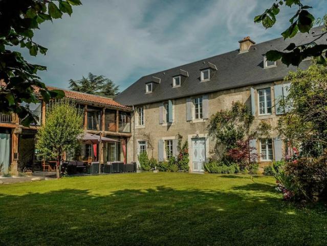 Une maison de caractère du 17ème siècle située au pied des Pyrénées