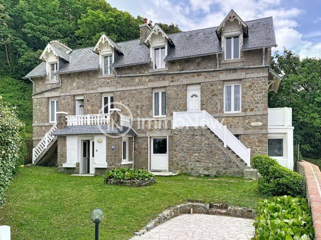 Une maison de famille en pierres à CAROLLES PLAGE