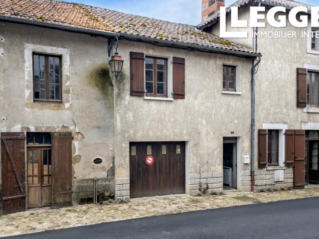 Une maison de village à rénover, 4 chambres avec cour et petit jardin. Deuxième maison avec grange et garage