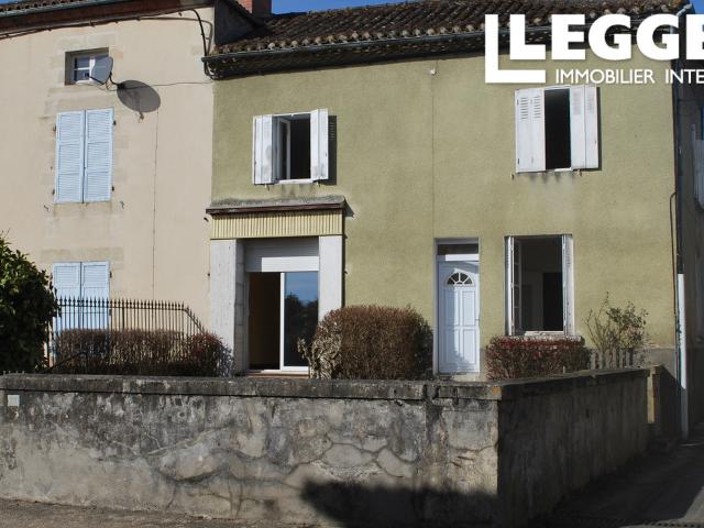 Une maison de village de 2/3 chambres à rafraîchir avec jardin attenant et garage
