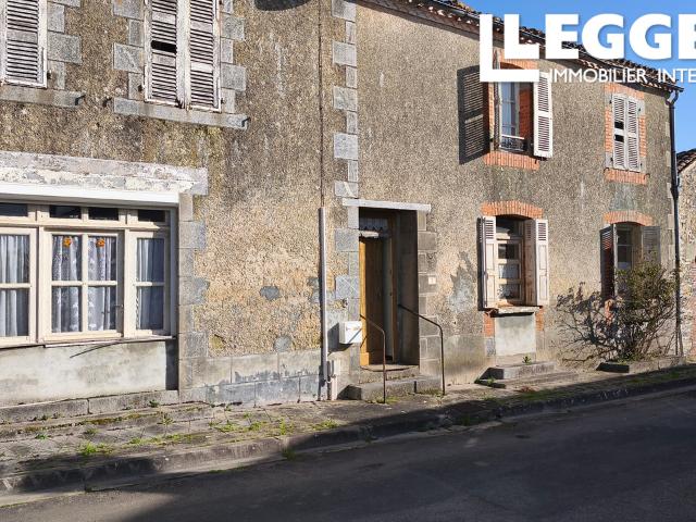 Une maison de village de 2/3 chambres à rénover avec garage, cour et petit jardin