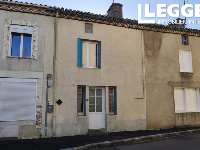 Une maison de village de deux chambres avec petit jardin attenant, située au centre du Bussière Poitevine