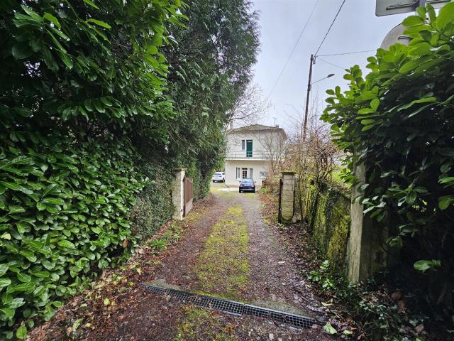 Une maison de village riveraine au charme atypique 120m² Confolens