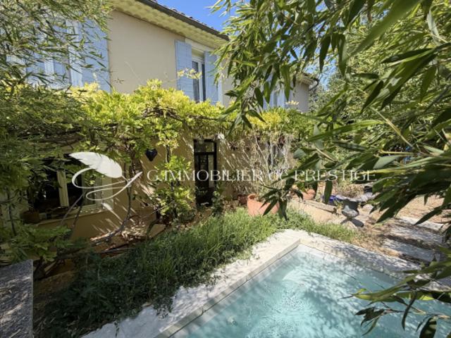 Une maison de ville avec jardin et piscine
