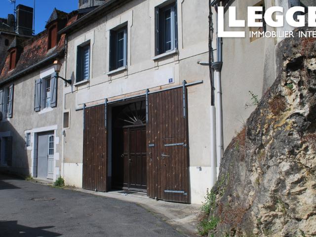 Une maison de ville d'une chambre avec jardin, construite à flanc de falaise dans cette ville historique