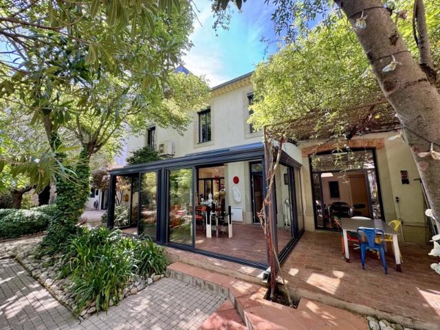 Une maison de ville de standing, avec son parc paysagé privé et sa maison d'amis