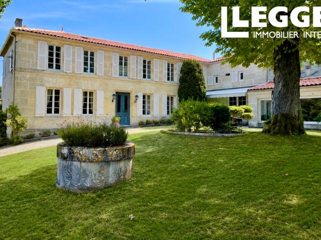 Une maison de ville d'époque 1844, située au centre de Cognac, avec un grand jardin, une piscine et un garage