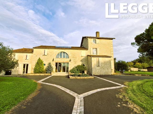 Une maison d'exception en pierres apparentes, un parc clos, piscine et terasses. Une renovation de qualité