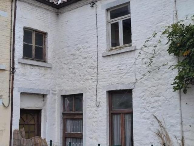 Une maison d'habitation à rénover complètement