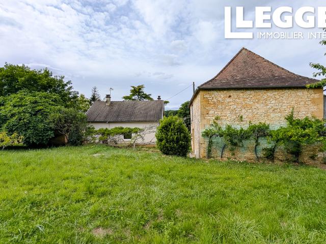 Une maison et une grande grange en pierre sur un terrain de 14 428 m²