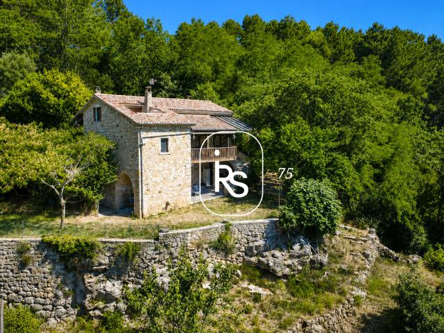 Une maison en pierre de 221 m2 avec 1,83 ha de terrain arboré, une piscine et un accès privé à la rivière