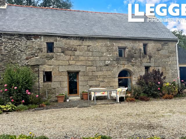 Une maison en pierre de trois chambres située dans un hameau calme, à proximité de Rostrenen et Carhaix